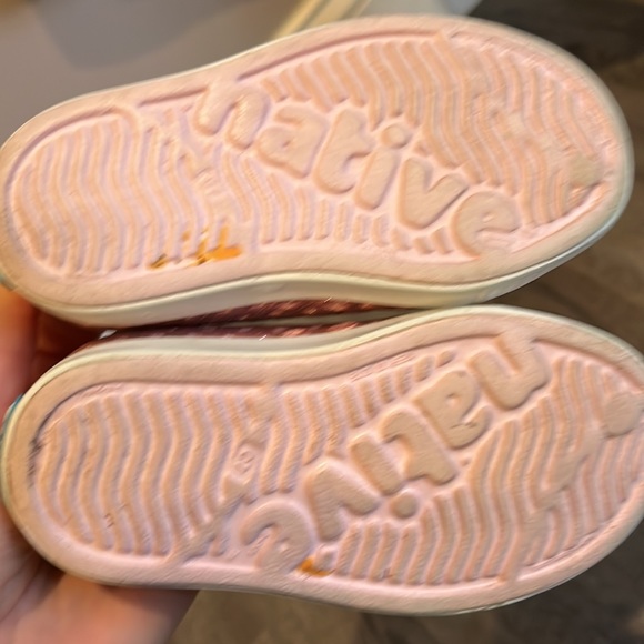 C7 glitter native pink toddler shoes. Excellent condition - Picture 2 of 5
